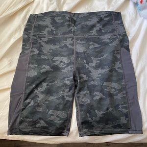 Fabletics biker shorts - XL black camo - mesh side with POCKETS!